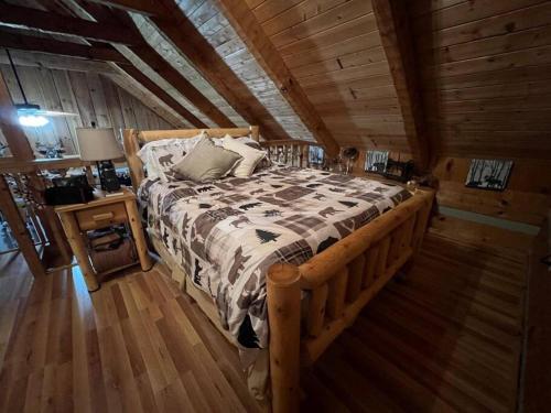 una camera con un grande letto in una cabina di MoonPie Hideaway a Sevierville