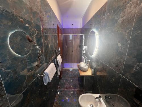 ein Badezimmer mit Waschbecken, Dusche und Toilette in der Unterkunft Hotel Kursaal in Neapel