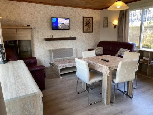 Μια τηλεόραση ή/και κέντρο ψυχαγωγίας στο Chalet met veel buiten ruimte