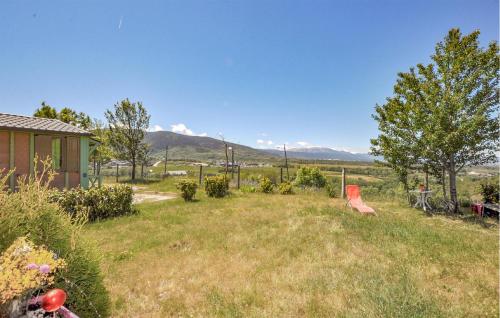 une cour avec une chaise rouge dans l'herbe dans l'établissement Beautiful Home In Saillagouse With Wifi, à Saillagouse