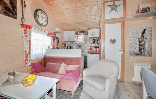 un salon avec une chaise rose et une table dans l'établissement Beautiful Home In Saillagouse With Wifi, à Saillagouse