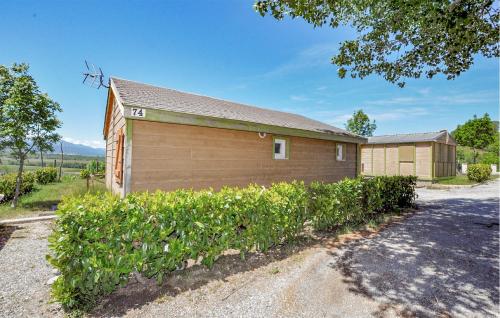 un bâtiment marron avec une clôture à côté d'une allée dans l'établissement Beautiful Home In Saillagouse With Wifi, à Saillagouse