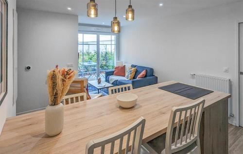 une salle à manger avec une table et des chaises en bois dans l'établissement Gorgeous Apartment In Gagny With Wifi, à Gagny