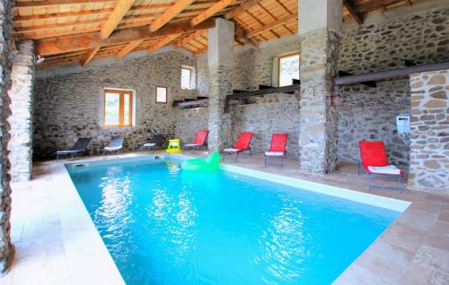 Awesome Home In Privas With Saunaの敷地内または近くにあるプール