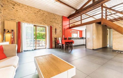 Posezení v ubytování 4 Bedroom Gorgeous Home In Bouguenais