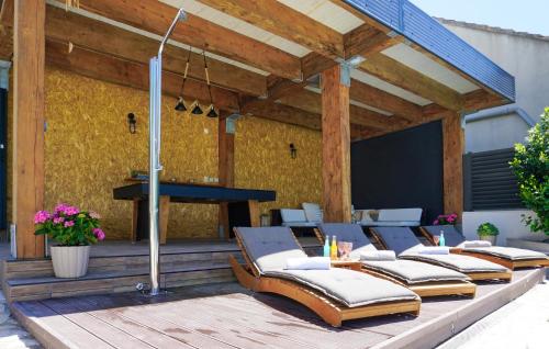 een groep stoelen op een terras met een piano bij Stunning Home In Biorine With Wifi in Biorine