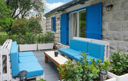 een patio met blauwe stoelen en een tafel bij Stunning Home In Biorine With Wifi in Biorine