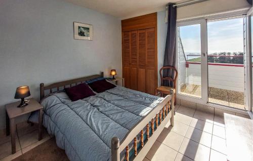 Ένα ή περισσότερα κρεβάτια σε δωμάτιο στο 4 Bedroom Cozy Home In Plouarzel