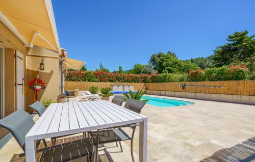 Πισίνα στο ή κοντά στο 1 Bedroom Gorgeous Home In Auriol