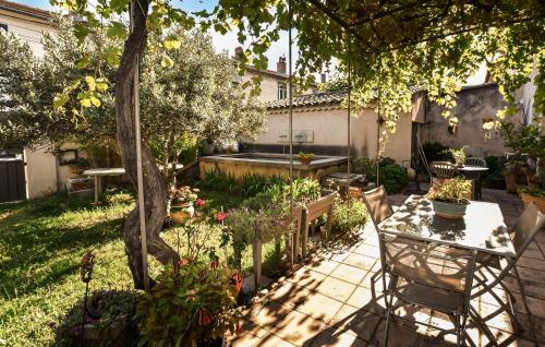Κήπος έξω από το Cozy Apartment In Morières-Lès-Avignon