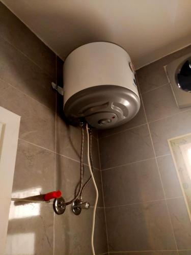 a light hanging from the ceiling of a bathroom at رأس البر in Ras El Bar