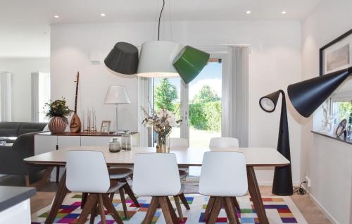 マルメにあるAwesome Home In Malmö With Wifiのテーブルと白い椅子のあるダイニングルーム