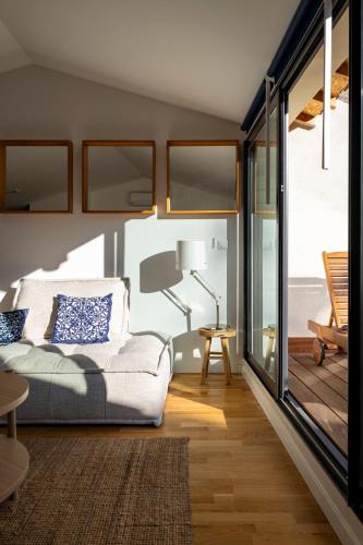 un salon avec un canapé et une table dans l'établissement La maison des canailles, à Cassis