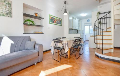 un soggiorno con un divano, un tavolo e delle sedie di 2 Bedroom Lovely Home In Casarza Ligure a Casarza Ligure