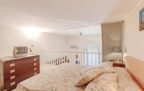 Una cama o camas en una habitación de Amazing Apartment In Grimaldi