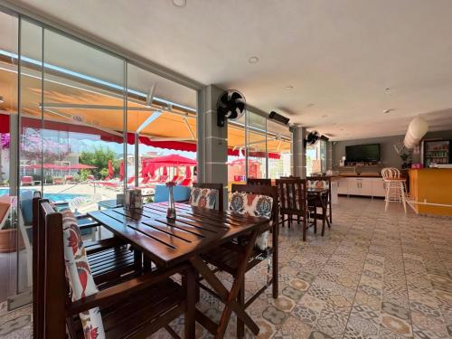 A restaurant or other place to eat at Villa Dolunay Apart Hotel