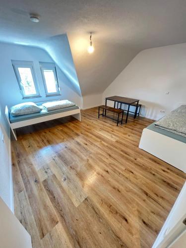 プフォルツハイムにあるMonteurwohnung Pforzheim - L8 Streetのベッド2台とテーブルがある部屋