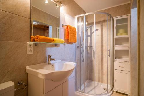 a bathroom with a sink and a shower at Rene zentrales Studio Appartement - by NV-Appartements in Kirchberg in Tirol