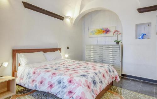 Giường trong phòng chung tại 1 Bedroom Stunning Apartment In Genova