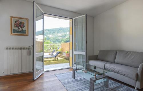 Posezení v ubytování 1 Bedroom Nice Home In Carasco
