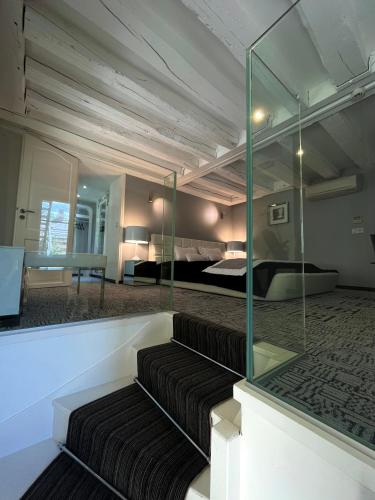 Cette chambre comprend un canapé, un lit et un miroir. dans l'établissement Art Hotel, à Rochecorbon