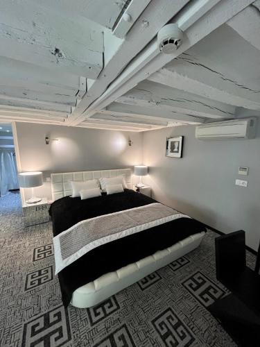 une chambre avec un grand lit dans une pièce dans l'établissement Art Hotel, à Rochecorbon