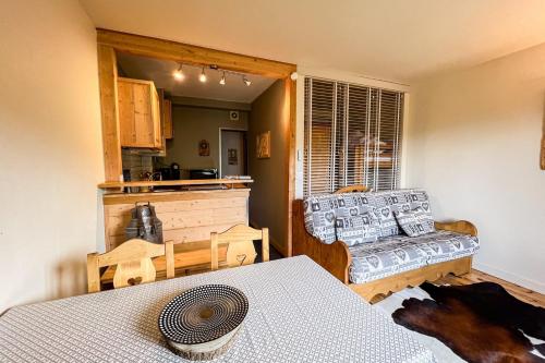 un salon avec un canapé et une table dans l'établissement Comfortable studio with pool and view, à Saint-Gervais-les-Bains