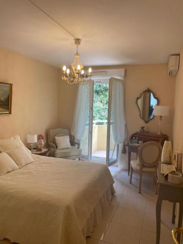 a bedroom with a bed and a desk and a mirror at Grace & Breakfast Monaco in Beausoleil