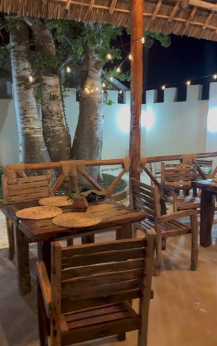 En restaurant eller et andet spisested på Villa Peace And Color