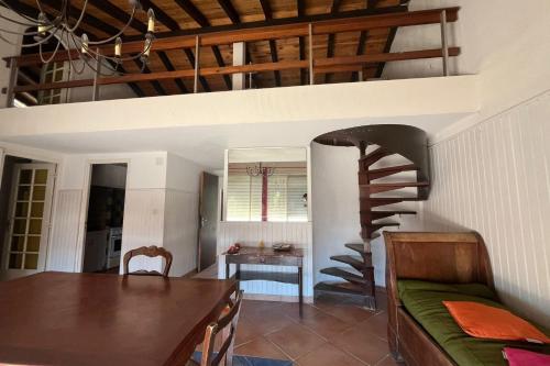 un salon avec une table et une salle à manger dans l'établissement Spacious house in front of the sea of Fleury, à Fleury