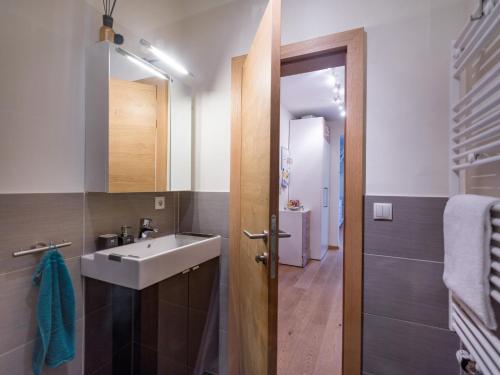 łazienka z umywalką i lustrem w obiekcie Appartement Lana - by NV-Appartements w mieście Kirchberg in Tirol