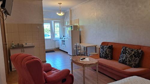 een woonkamer met een bank en een tafel bij Astra-Poilsis Sventojoje in Šventoji