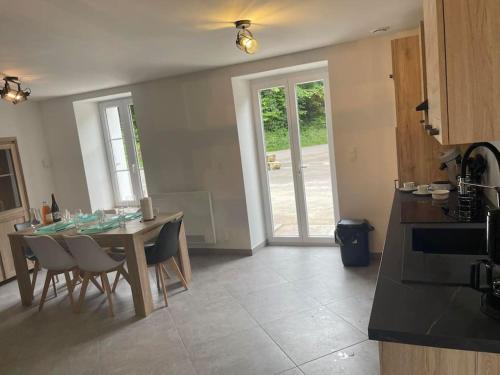 Notre essentiel gîte en Bretagne的厨房或小厨房