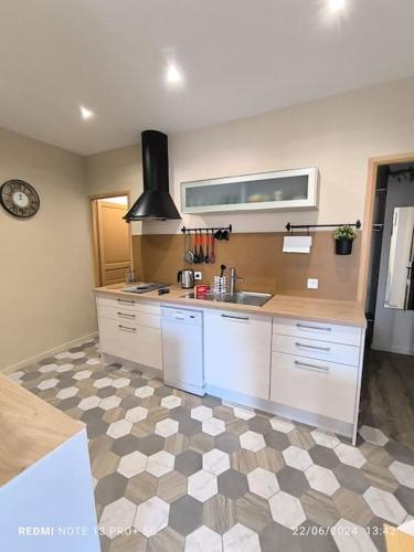 une cuisine avec un évier et une cuisinière dans l'établissement Appartement 56m2 avec balcon en coeur de village, à La Colle-sur-Loup