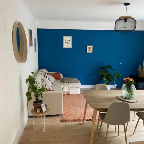 un salon avec un canapé et un mur bleu dans l'établissement Superbe T2 dans Nice avec balcon et parking, à Nice