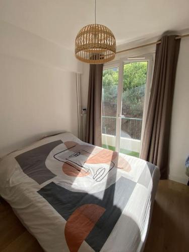 - une chambre avec un lit en face d'une fenêtre dans l'établissement Superbe T2 dans Nice avec balcon et parking, à Nice