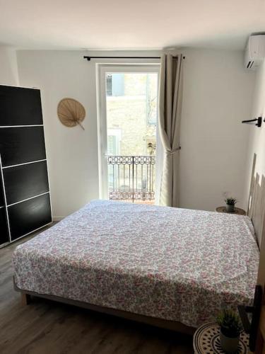- une chambre avec un lit en face d'une fenêtre dans l'établissement Appartement 56m2 avec balcon en coeur de village, à La Colle-sur-Loup