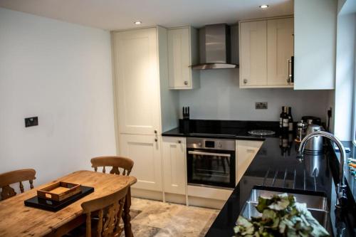 Η κουζίνα ή μικρή κουζίνα στο Ocean View - Ground Floor Cottage Apartment - Little Haven