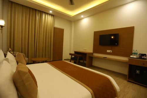 TV a/nebo společenská místnost v ubytování Creek Wood Resort Jim Corbett