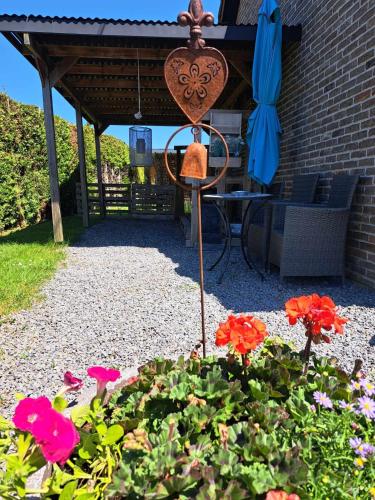 WibrinにあるChez Baf - Wibrin - Houffalizeの花の庭園、テーブル、傘