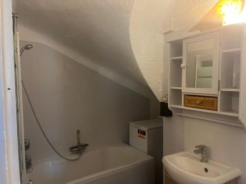 une salle de bain avec un lavabo, une baignoire et des toilettes dans l'établissement Studio confortable à Marseille - 25 m² - Proche centre-ville, à Marseille