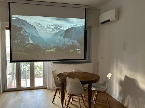 Una sala de estar con televisión, mesa y sillas. en Suite&Chic Apartment, en Bari
