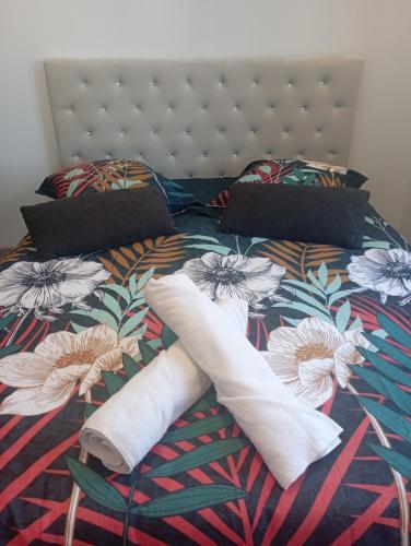 - un lit avec 2 serviettes pliantes dans l'établissement Villa Familiale Valras-plage avec Piscine Spa Sport, à Valras-Plage