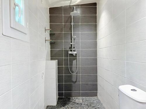 une cabine de douche dans une salle de bain avec toilettes dans l'établissement Maison familiale - À une minute du front de mer - Les Frères de la Loc', à Pietrosella