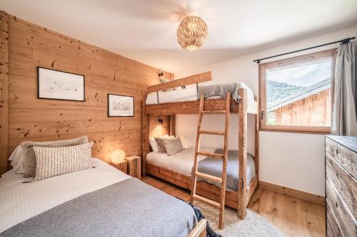 une chambre avec deux lits superposés et une échelle dans l'établissement Apartment Opale Megève - by EMERALD STAY, à Megève