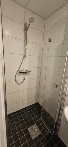 una ducha en un baño con puerta de cristal en Lilleby Apartment, en Trondheim