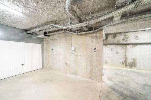 une pièce vide avec une porte blanche dans un bâtiment dans l'établissement Apartment Opale Megève - by EMERALD STAY, à Megève