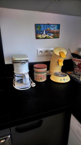 - un comptoir de cuisine avec 2 machines à café dans l'établissement Chez Chris et Marie, à Les Mages