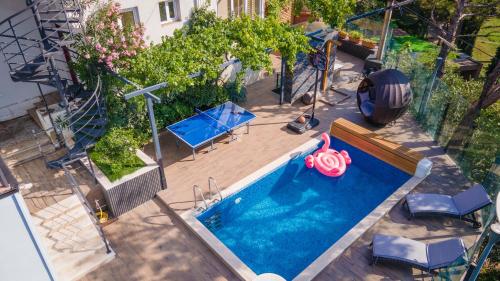 Πισίνα στο ή κοντά στο Central apartment with a swimming pool