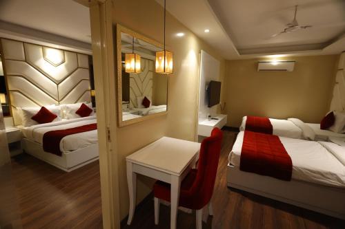 Postel nebo postele na pokoji v ubytování Airport Hotel Ramhan Palace Mahipalpur